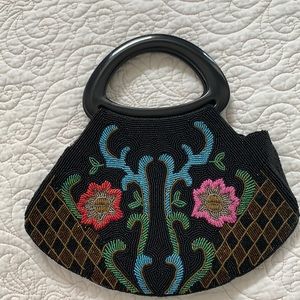 Beaded handbag with zipper closure